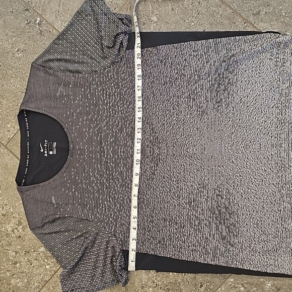 Nike Dri-Fit athletic t-shirt with pocket on the back. Size L - Picture 8 of 10